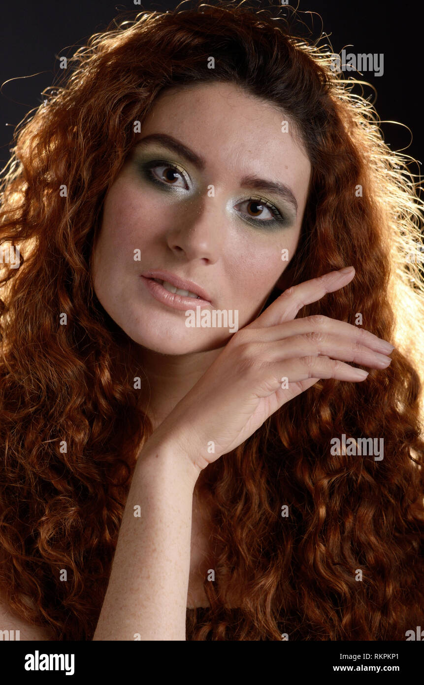 Retrato de joven mujer caucásica de pelo rojo con pecas Foto de stock