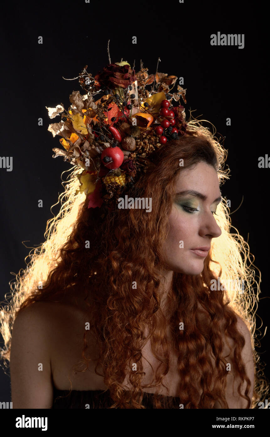 Retrato de joven mujer caucásica de pelo rojo con el otoño headdres Foto de stock