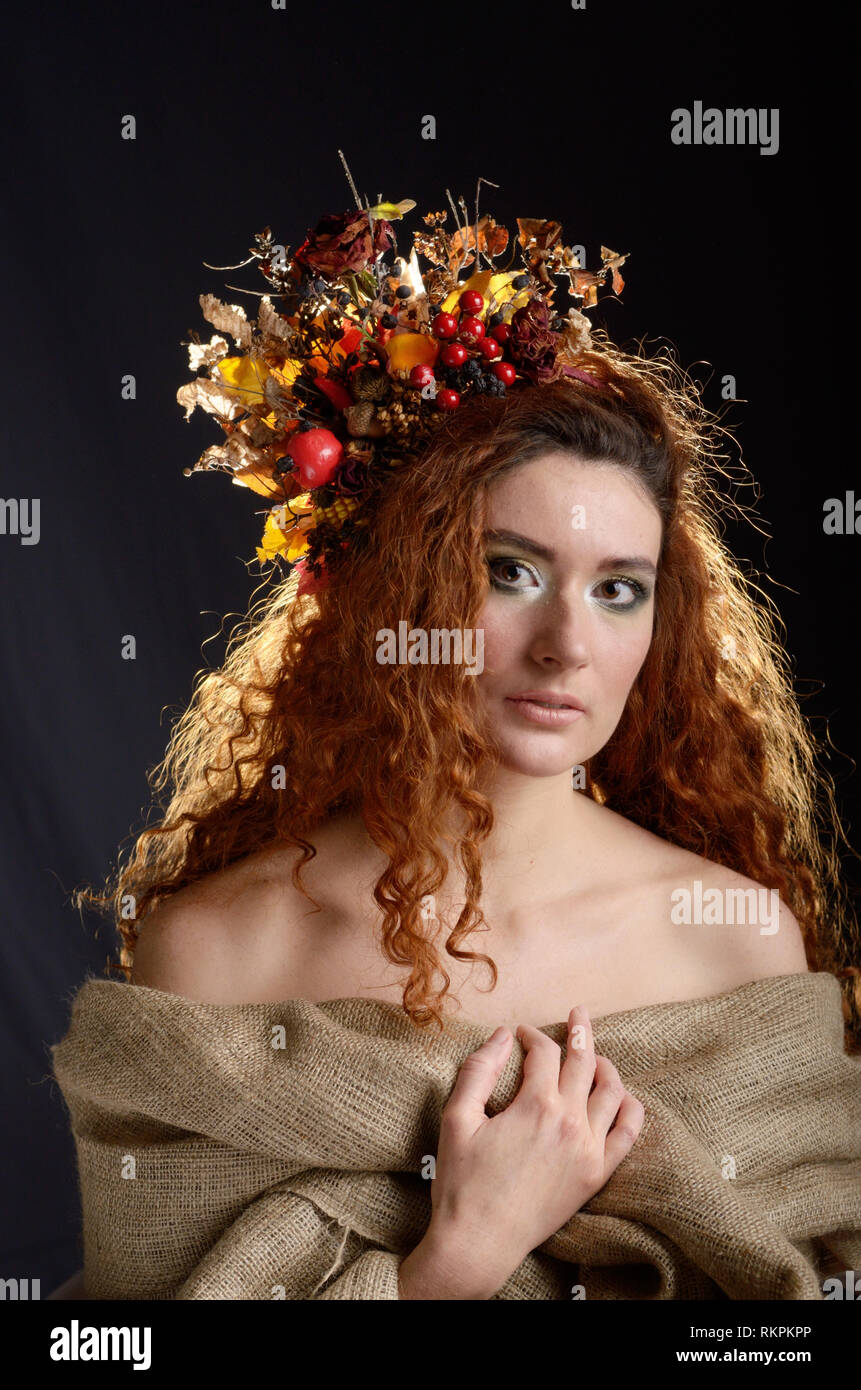 Retrato de joven mujer caucásica de pelo rojo con el otoño headdres Foto de stock