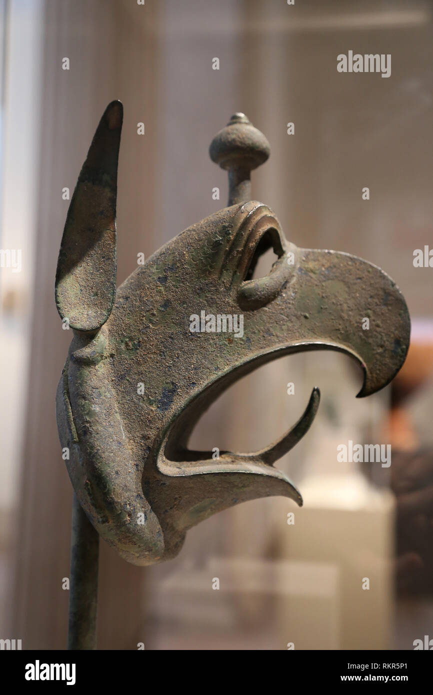 Cabeza de bronce de un grifo. Griego, siglo 7 BD. Desde Olimpia. Grecia. El Met. NY, EE.UU. Foto de stock