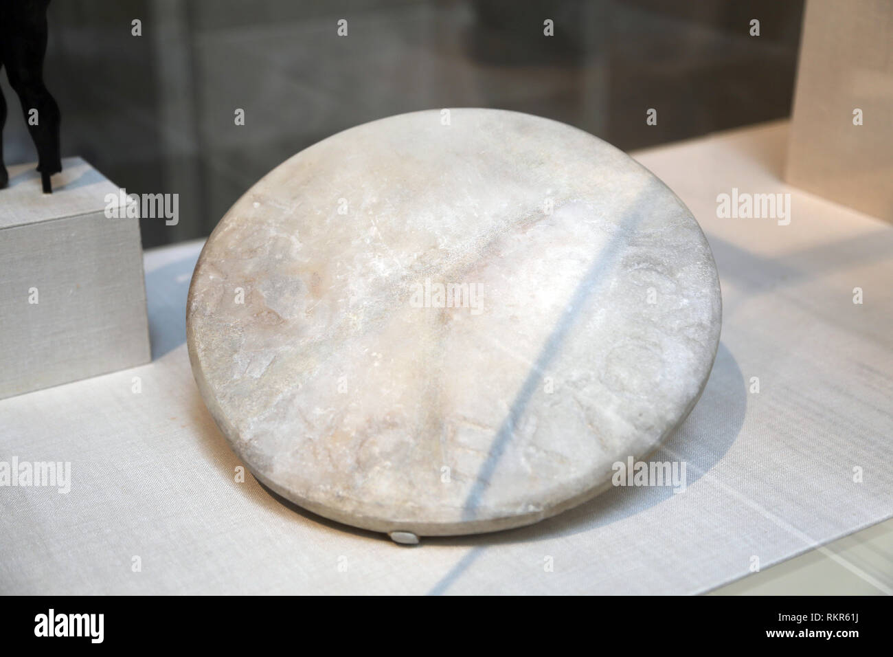 Diskos de mármol. Griego, ático, siglo VI A.C. Museo Metropolitano de Arte de Nueva York. Ee.Uu. Foto de stock