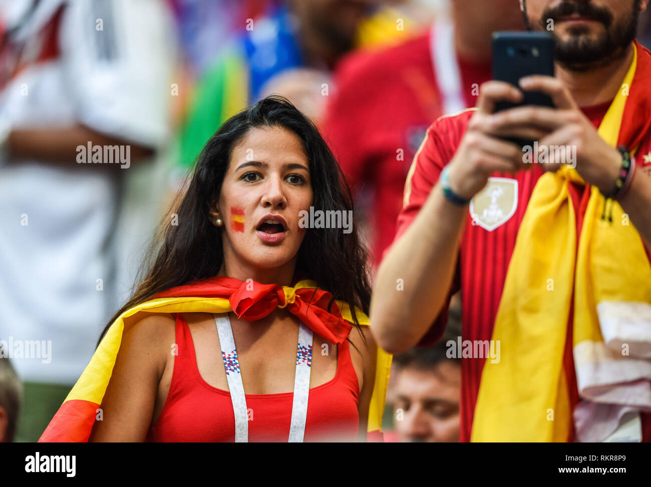 Moscú, Rusia - 1 de julio de 2018. Español chica del ventilador durante la Copa Mundial de la FIFA 2018, partido de octavos de final España vs Rusia. Foto de stock