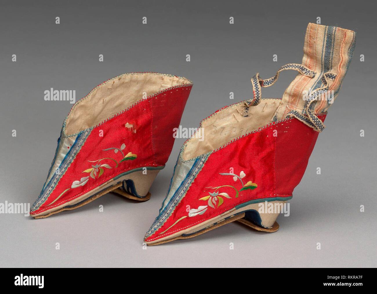 Zapatos de mujer de la dinastía Qing (1644-1911), el siglo xix - China -  Origen: China, Fecha: 1801-1900, Medio: azul y rojo satén, dorado  guarnecido, Dimensiones Fotografía de stock - Alamy