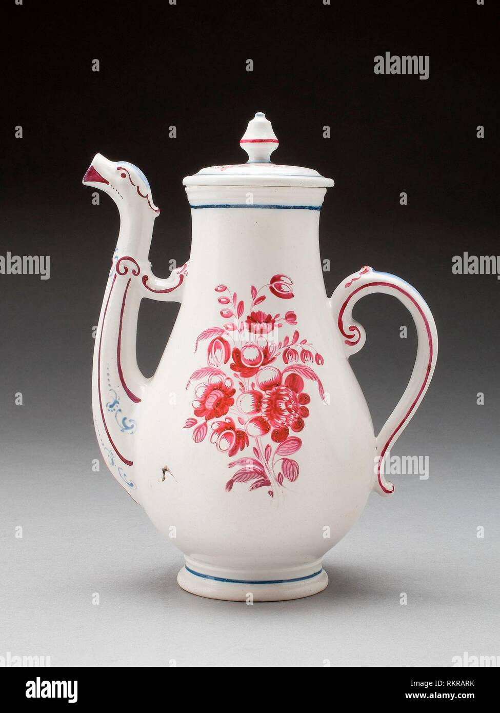 Cafetera - Siglo XVIII - Italia - Origen: Italia, Fecha: 1700-1799, Medio:  porcelana con esmalte de color rosa y azul decoración, Dimensiones: 20 x 15  cm (7 Fotografía de stock - Alamy