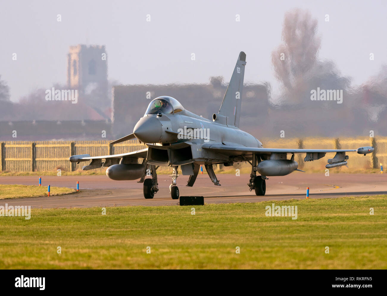 En RAF Typhoon Coninsby taxying en pista para tomar posición off Foto de stock