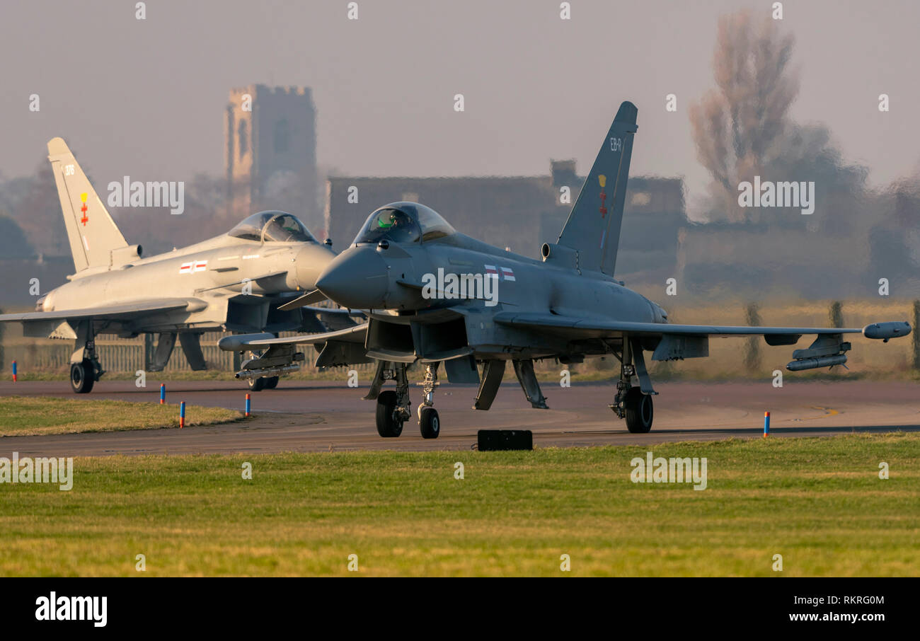 En RAF Typhoon Coninsby taxying en pista para tomar posición off Foto de stock
