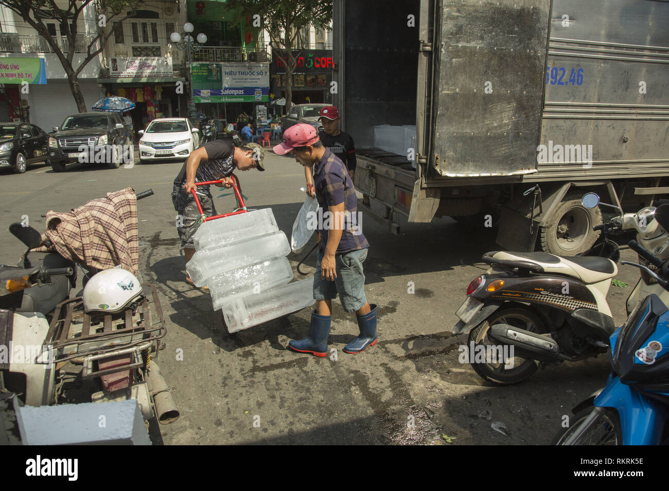 Entrega de bloques de hielo en el mercado en la ciudad de Ho Chi Minh, Vietnam Foto de stock