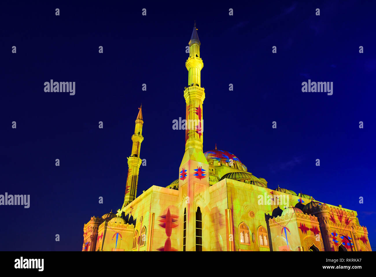 Mezquita iluminada en el emirato de Sharjah durante el festival de la luz Foto de stock