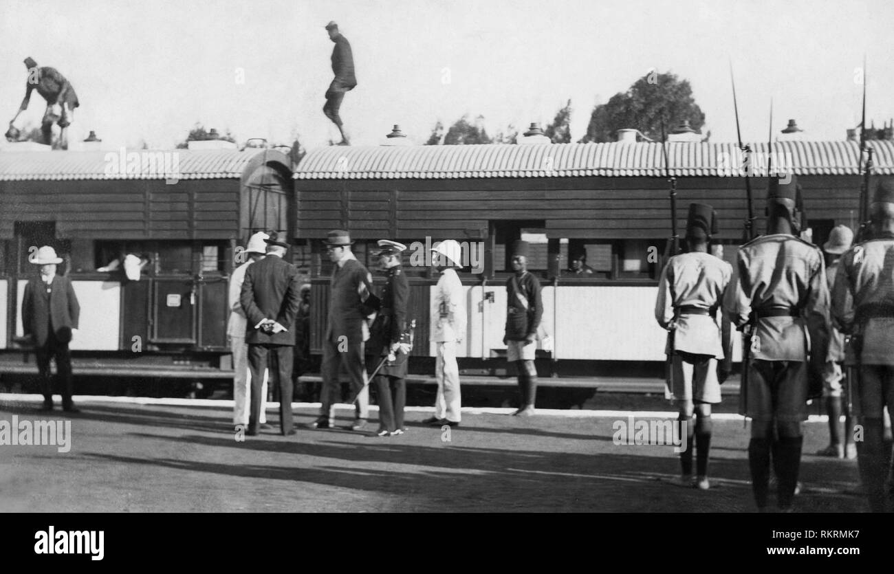 Las autoridades viajen en tren, Uganda, África 1920 1930 Foto de stock