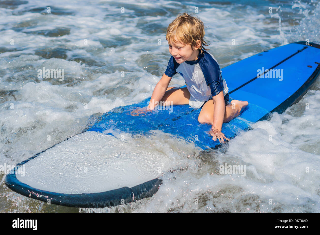 Happy Baby Boy Joven Surfista Paseo En Tablas De Surf Con La Diversion En Las Olas Del Mar Active La Vida Familiar Los Ninos Piscina Deporte Acuatico Lecciones Y Actividades De Happy Baby Boy Joven Surfista Paseo En Tablas De Surf Con La Diversion En Las Olas Del Mar Active La Vida Familiar Los Ninos Piscina Deporte Acuatico Lecciones Y Actividades De