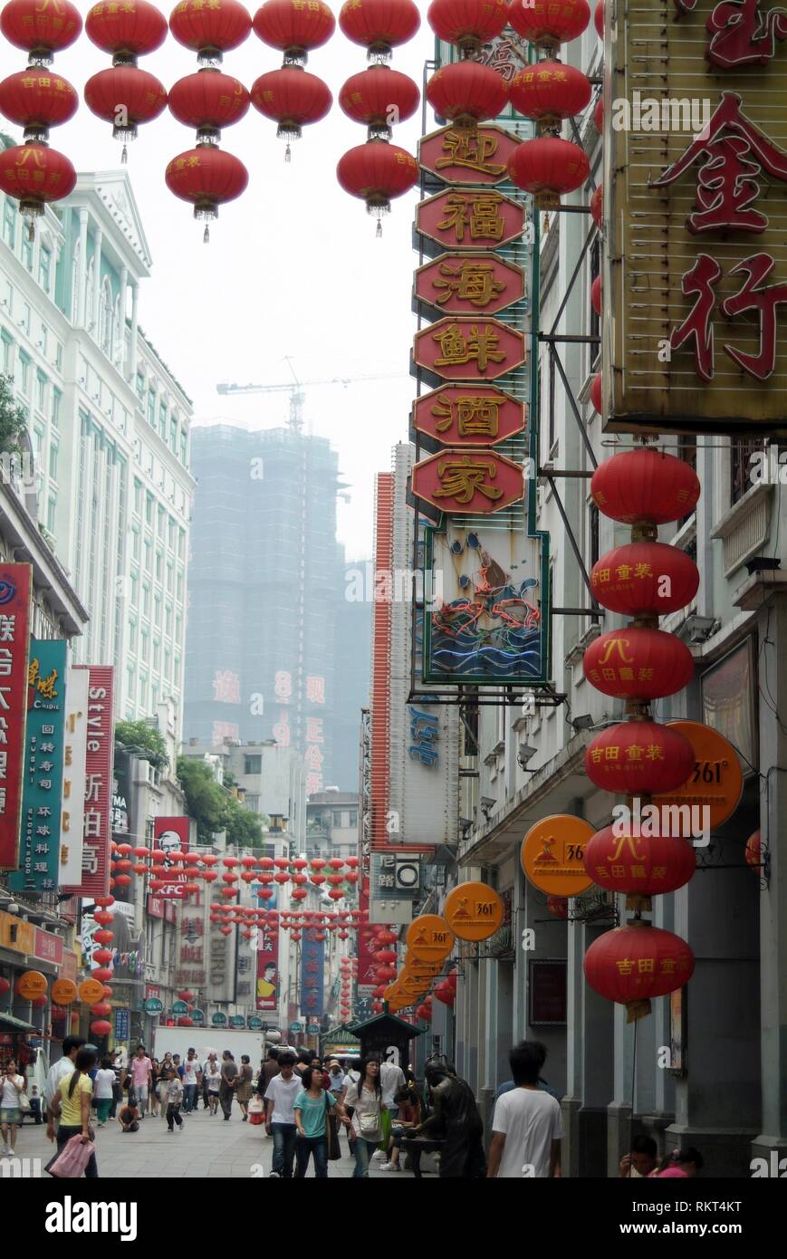 Los compradores en una concurrida calle de la ciudad de Guangzhou. Un  puerto y una ciudad de 6 millones sobre el río Perla, cerca de Hong Kong,  Guangzhou es conocido en la