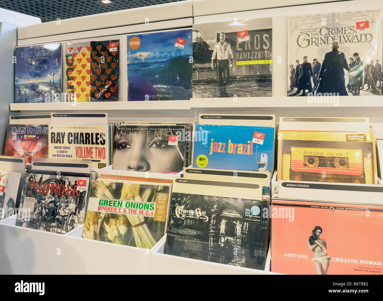 Visualización de vinilo LP's o discos de larga duración en FNAC en La  Canada shopping center, Marbella, Costa del Sol, provincia de Málaga,  España. Vinilo rec Fotografía de stock - Alamy