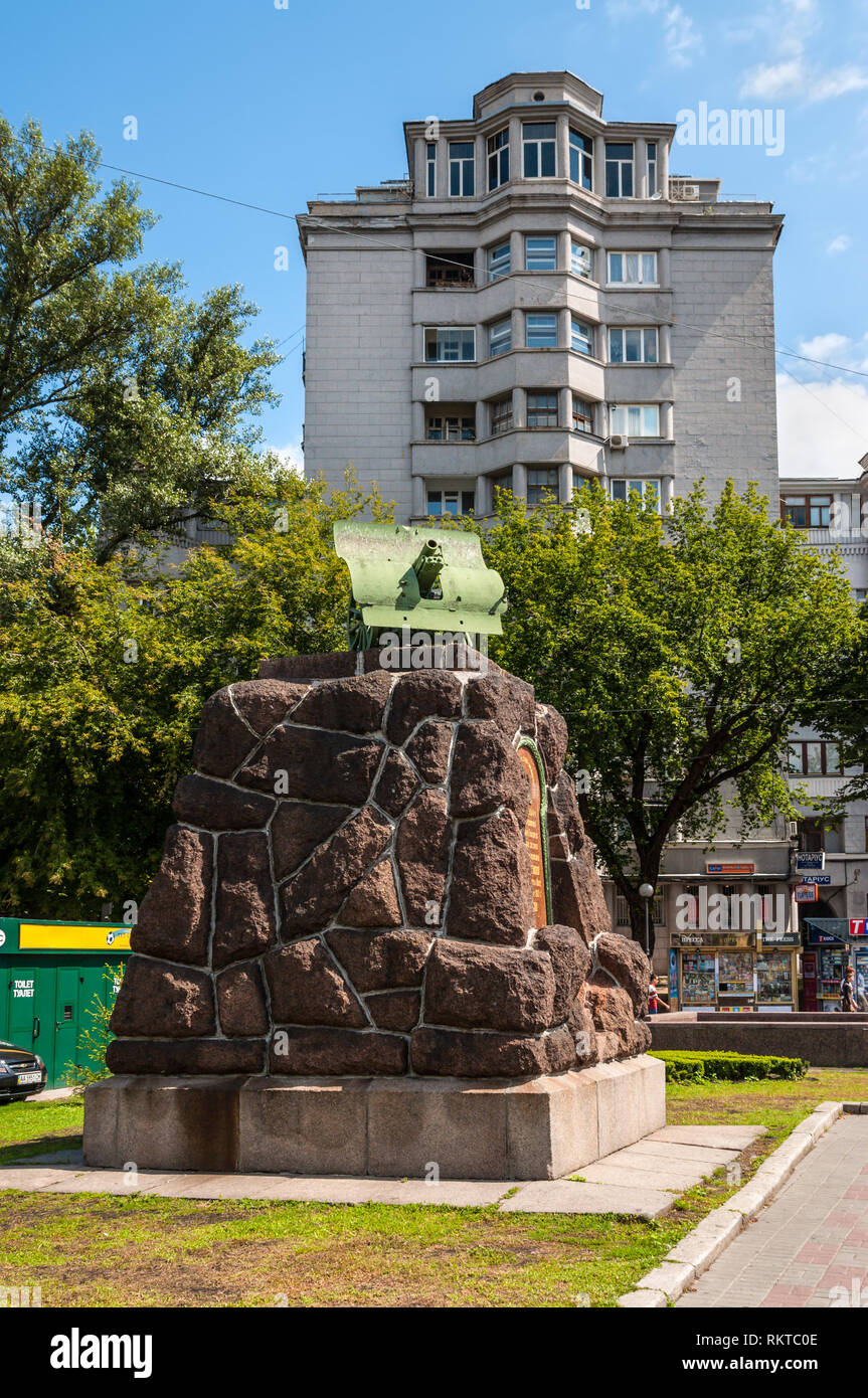 Kiev, Ucrania - Agosto 6, 2011: El monumento fue establecida en honor a los méritos especiales de los trabajadores de la fábrica "Arsenal", que lucharon con armas i Foto de stock