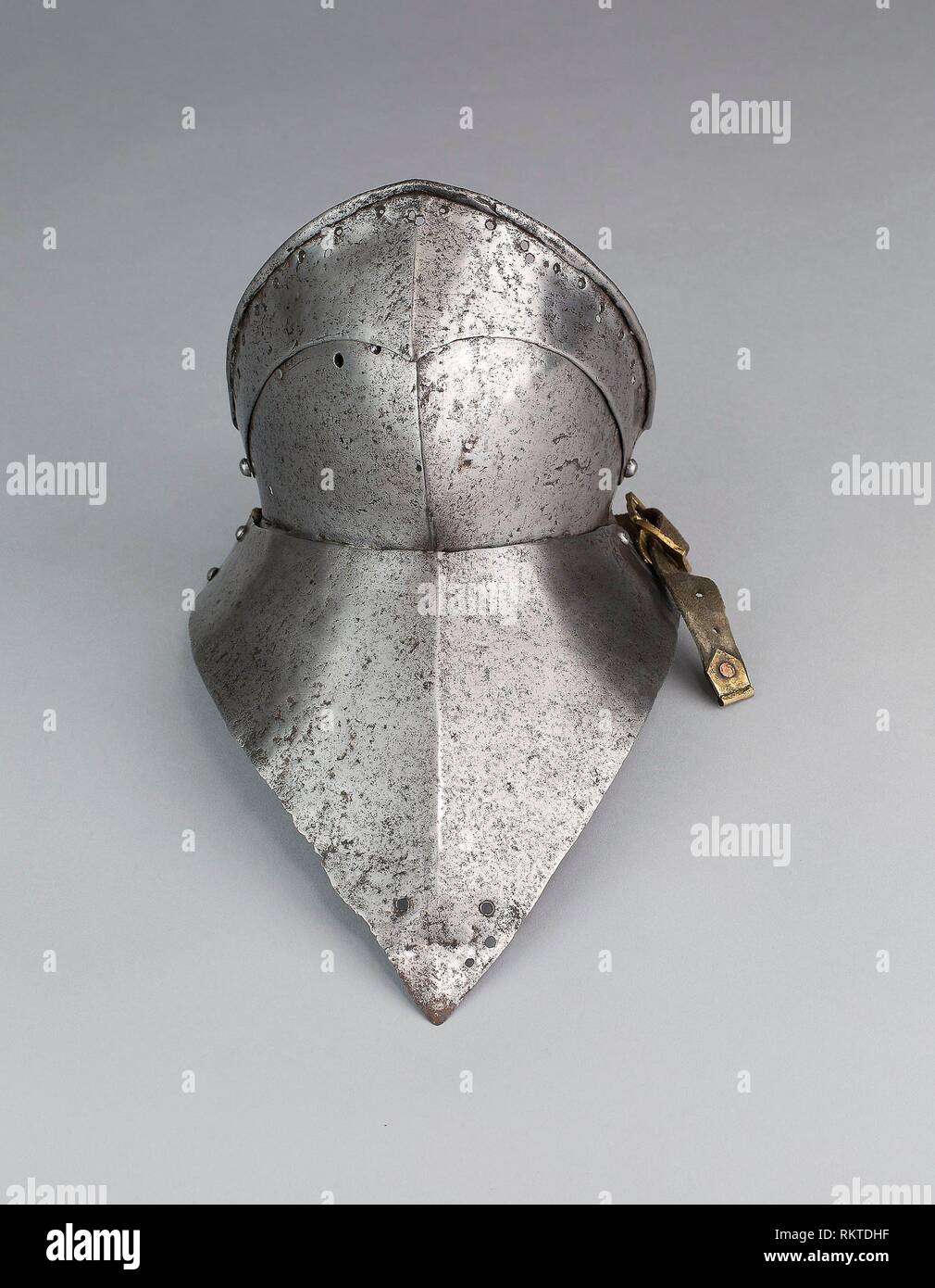 Bevor (''caer Buff'') y Gorget placa - unos 1490 - Español - Origen:  Europa, Fecha: 1485-1495, Medio: Acero Fotografía de stock - Alamy