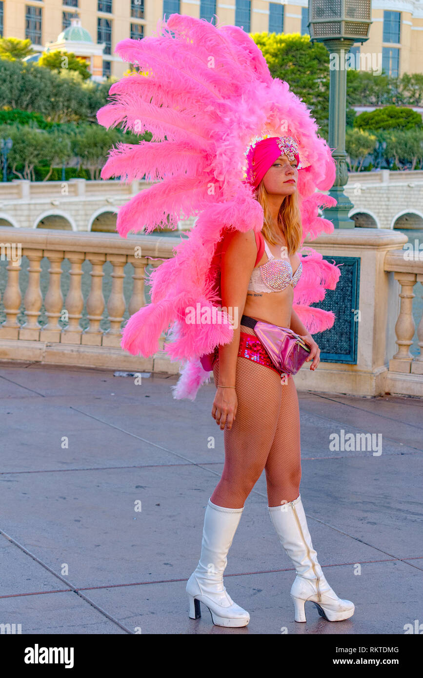 Las Vegas, Nevada, EE.UU. - Septiembre 15, 2018: chicas de Pluma sobre un  pedestal del strip de Las Vegas Fotografía de stock - Alamy