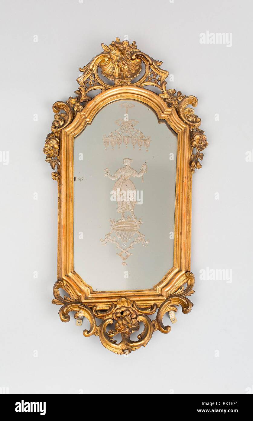 Espejo - mediados del siglo XVIII - Venecia, Italia - Origen: Venecia,  Fecha: 1725-1775, Medio: Grabado en madera dorada, cristal de espejo,  Dimensiones: 81,3 x 40,6 cm Fotografía de stock - Alamy