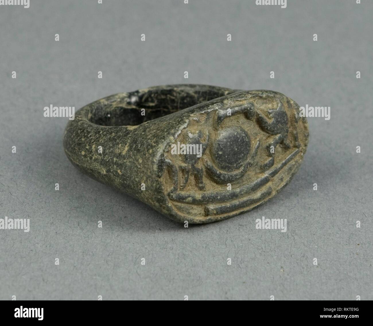 Anillo del Dios Sol Ra en su corteza es adorado por los babuinos - Nuevo  Reino, dinastía 18-19 (1550-1186 BC) - Egipto - Artista: El antiguo egipcio  Fotografía de stock - Alamy