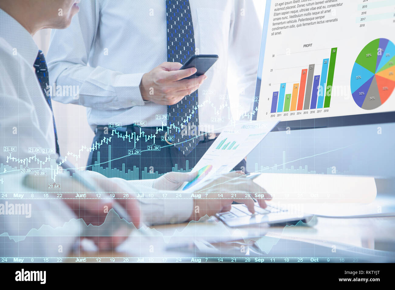 Los analistas de negocios o discutir sobre el rendimiento del negocio, análisis de riesgo de inversión y el retorno de la inversión, ROI, en la oficina. Foto de stock
