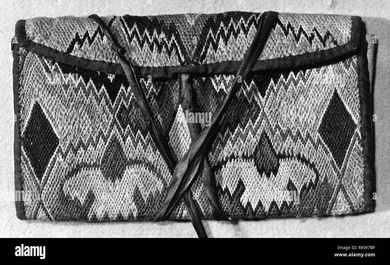 Monedero - Siglo xvii - Italia - Origen: Italia, Fecha: 1601-1700, medio:  Ropa de cama, de ligamento tafetán; bordados con lana en Florencia; cinta  de cosido: seda Fotografía de stock - Alamy
