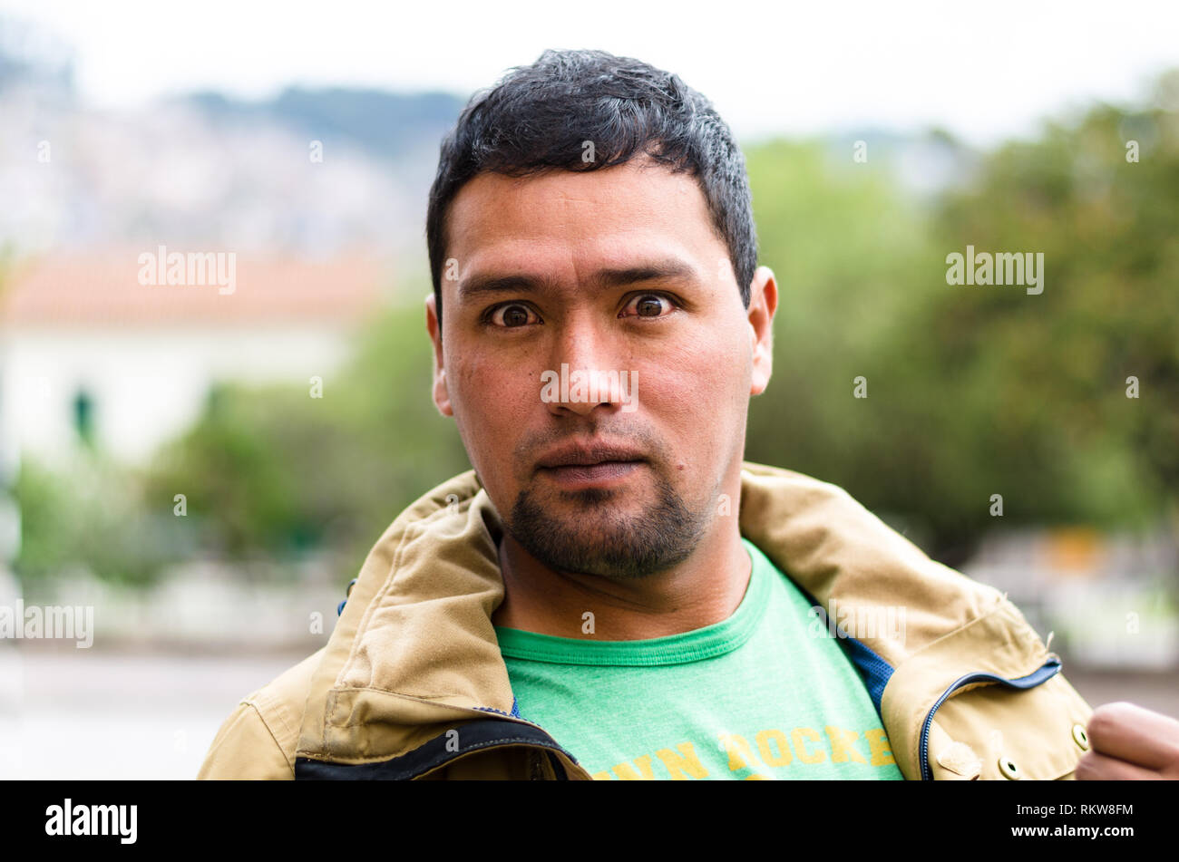 Un disparo en la cabeza de un hombre joven de piel oscura, sorprendido, con ojos protruyentes, con una expresión de asombro, expresando su asombro y conmoción. Foto de stock