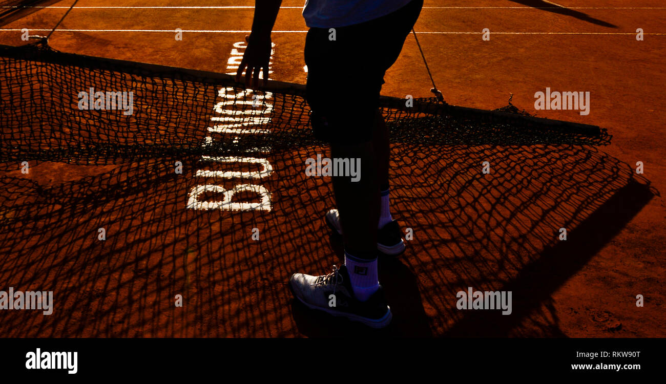 Limpieza de la superficie de una pista de tenis de tierra batida. Argentina Open 2019, Buenos Aires Lawn Tennis Club Foto de stock
