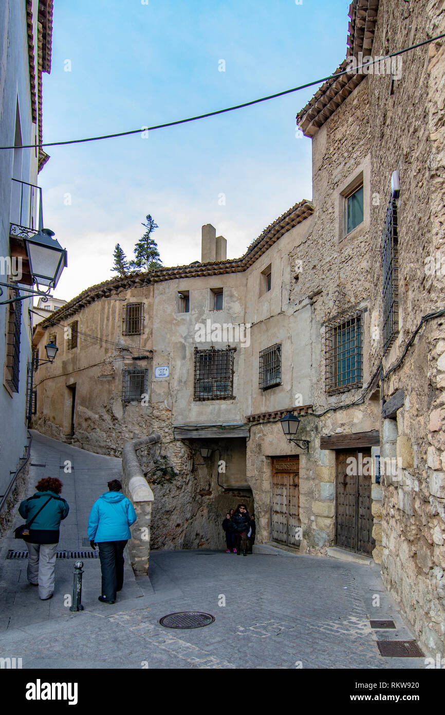 Cuenca, España; Febrero 2017: turistas paseando a través de pasaje entre  las casas antiguas en el centro histórico de Cuenca Fotografía de stock -  Alamy