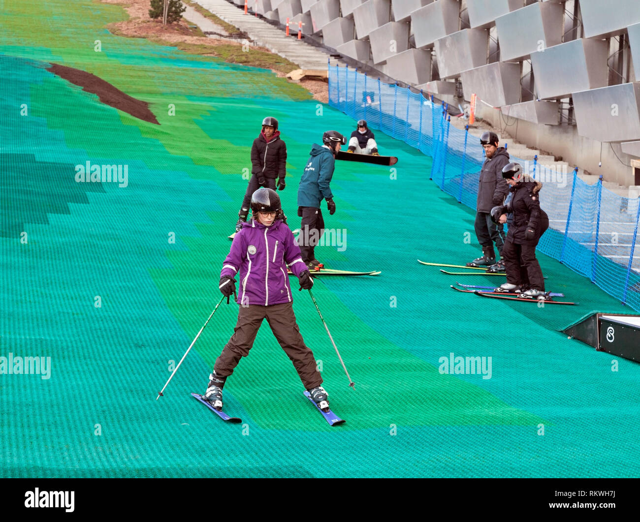 Copenhague, Dinamarca. 12 Febrero 2019. CopenHill, la pista de esquí artificial situada en la parte superior de la nueva planta de residuos a energía de Amager, en Copenhague, en la primera de dos días de esquí de prueba durante la primavera y medio período de las escuelas danesas. La planta de energía está funcionando, pero la pista de esquí y otras instalaciones recreativas estarán listas para abrirse muy pronto. El esquí de prueba de dos días sólo tendrá lugar en el extremo inferior de la pendiente, pero parece ser un éxito para todas las edades. La planta y la pista de esquí está diseñada por el arquitecto Bjarke Ingels BIG. Crédito: Niels Quist/Alamy Live News Foto de stock