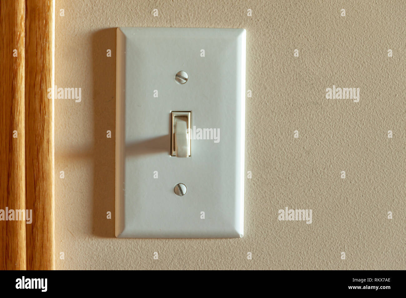 Un viejo interruptor luz de América del Norte sobre una pared cerca de una  puerta Fotografía de stock - Alamy