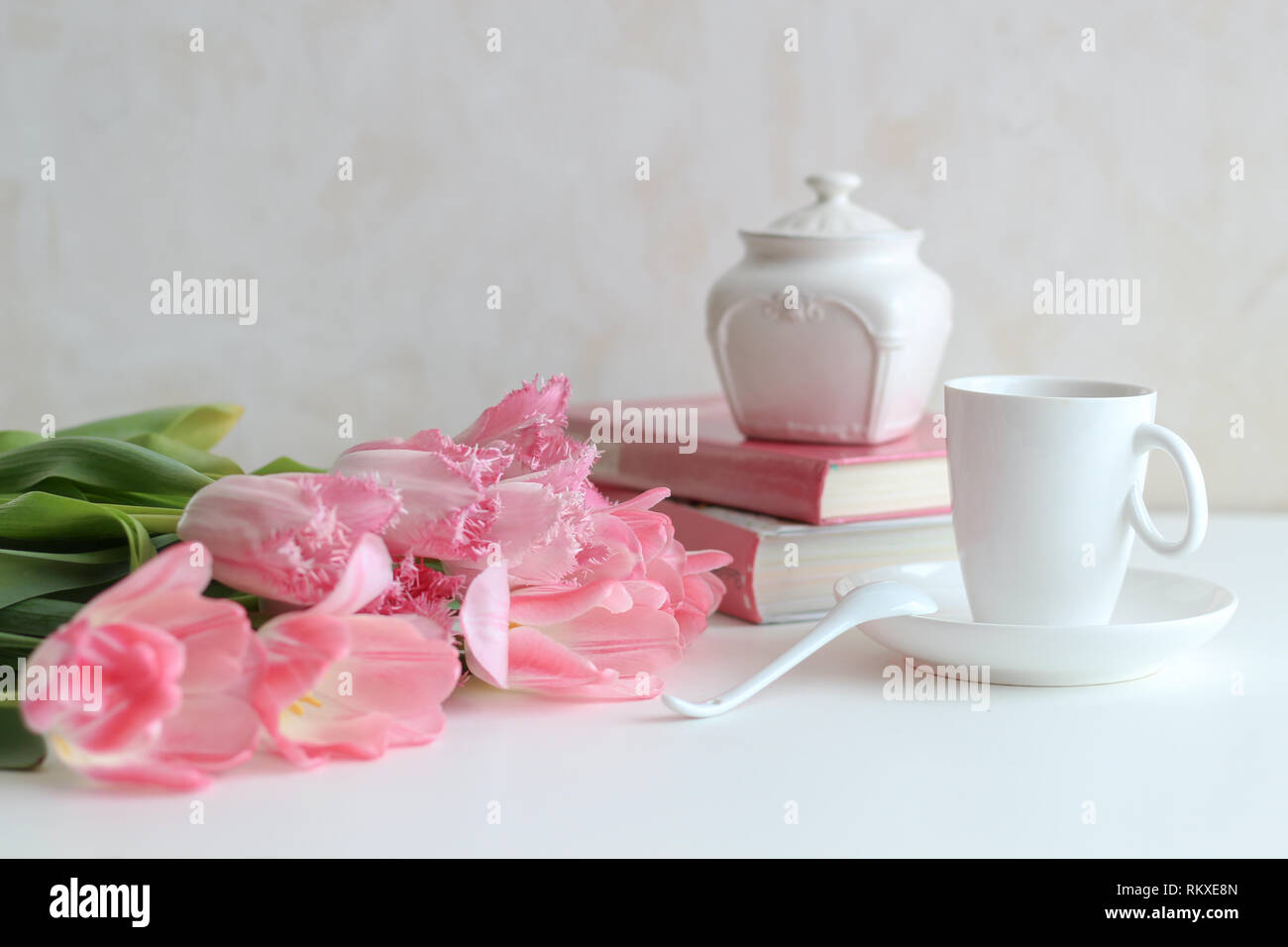 https://c8.alamy.com/compes/rkxe8n/still-life-composicion-con-tulipanes-rosados-taza-de-cafe-y-azucar-pot-rkxe8n.jpg