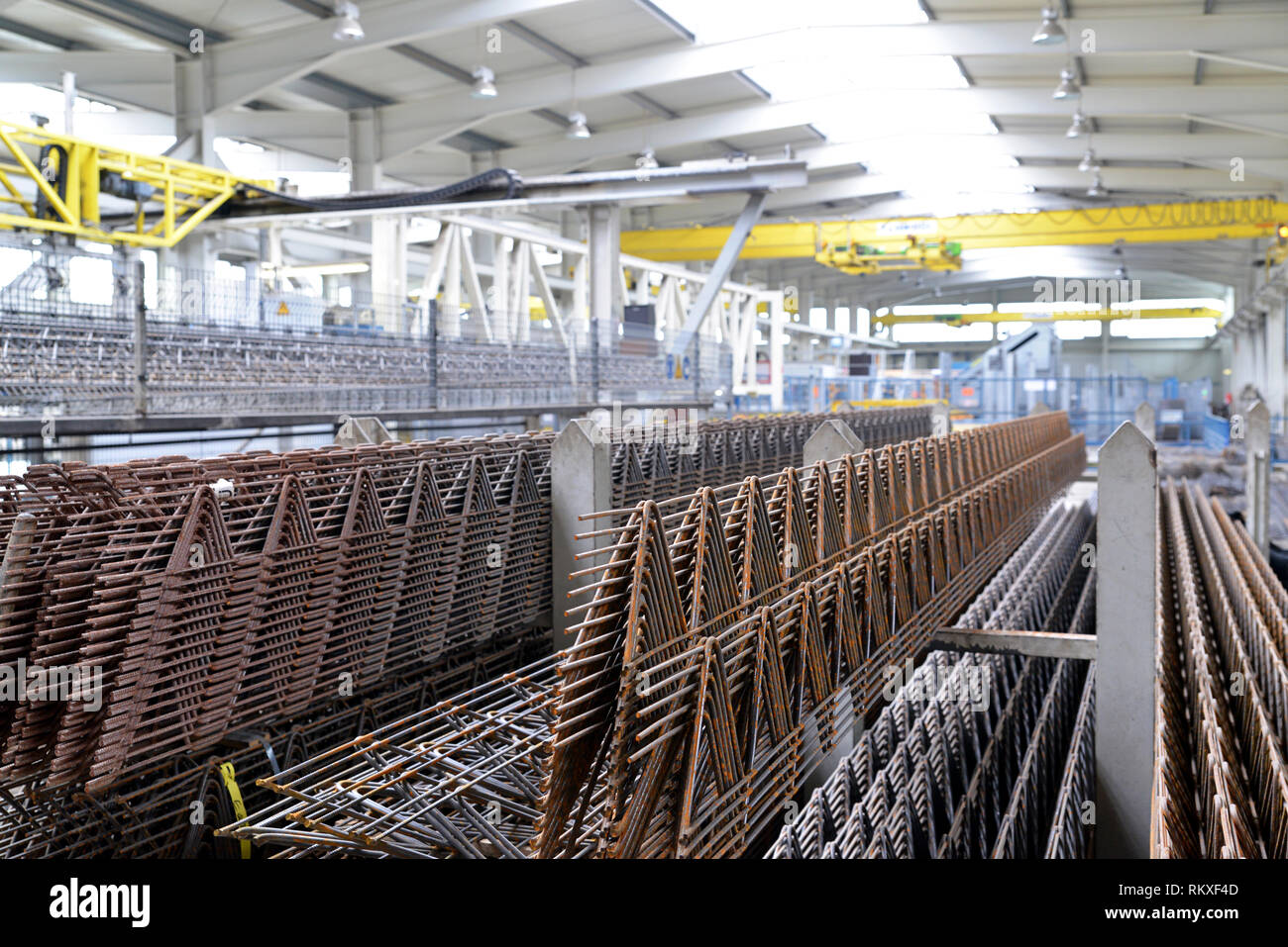 Berlín, Alemania, el 28 de febrero. 2012 - Malla metálica industrial en una fábrica la producción de elementos prefabricados de hormigón Fotografía de stock - Alamy