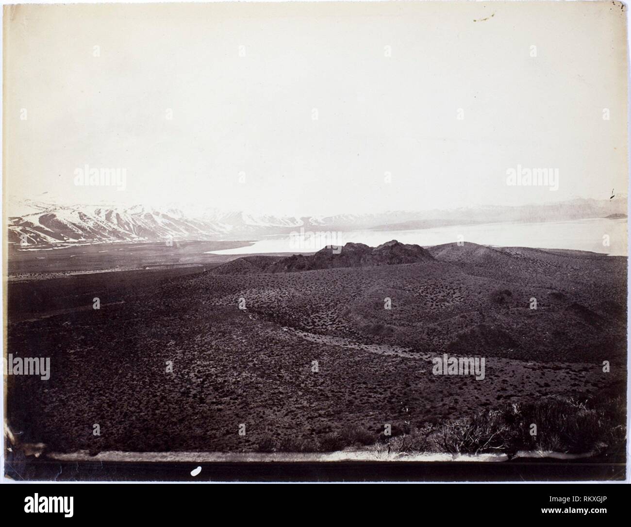 El Lago Mono, Volcán, 13,000 pies - 1868 - Timothy O'Sullivan, americano nacido en Irlanda, 1840-1882 - Artista: Timothy O'Sullivan, Origen: Estados Unidos, Foto de stock