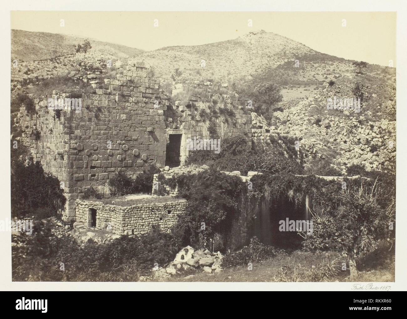 Banias, la antigua Caesaria, Phillippi - 1857 - Francis Frith inglés, 1822-1898 - Artista: Francis Frith, origen: Inglaterra, Fecha: 1857, media: Foto de stock
