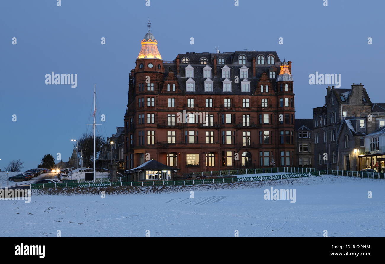 Hamilton grand luxury apartments al anochecer St Andrews Fife Escocia Febrero 2019 Foto de stock
