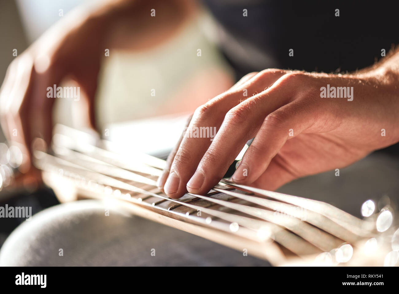 Cuerdas de instrumentos musicales fotografías e imágenes de alta resolución - Alamy