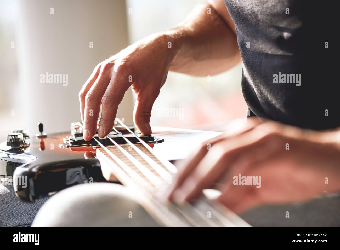 Ajuste de la guitarra. Close-up de músico manos tocan metal cuerdas de  guitarra suavemente. Instrumentos musicales. Concepto de música. Music  Studio Fotografía de stock - Alamy