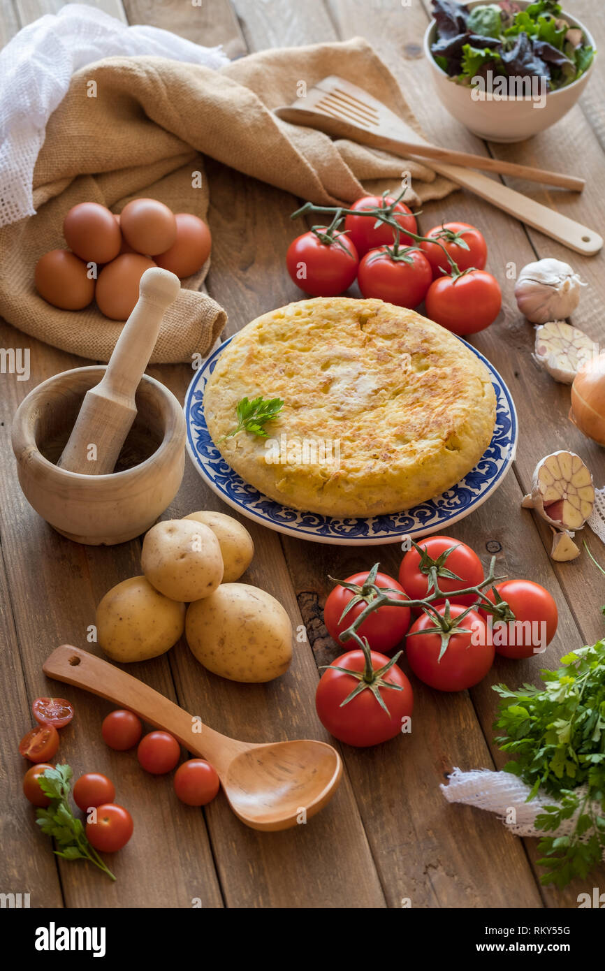 Tortilla española tradicional de cerca, vista desde arriba. Pincho de
