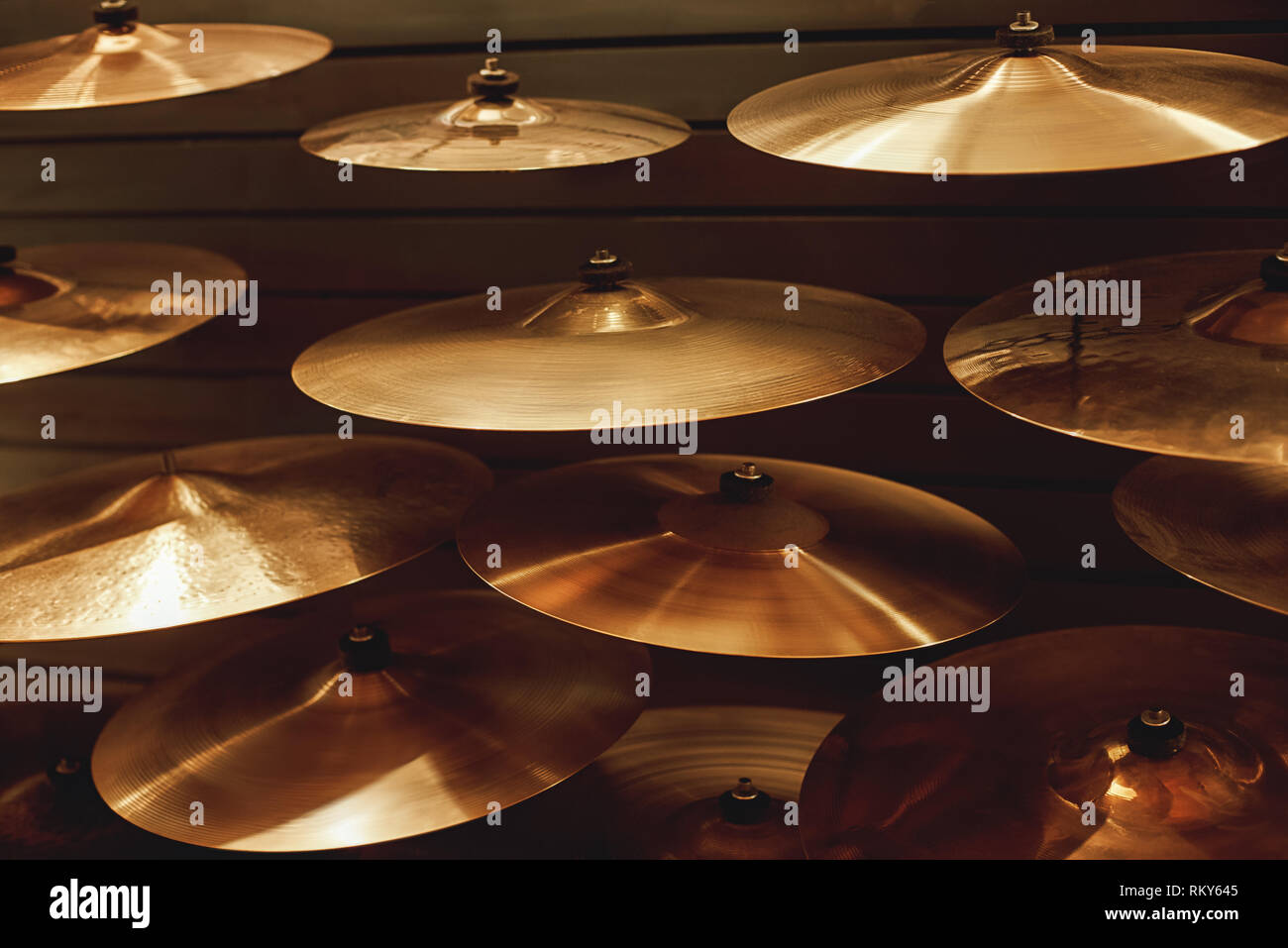 Visitar tienda de instrumentos musicales. Los diferentes tipos de platillos  para su ideal de tambor drum set. Concepto de música. Instrumento musical  Fotografía de stock - Alamy