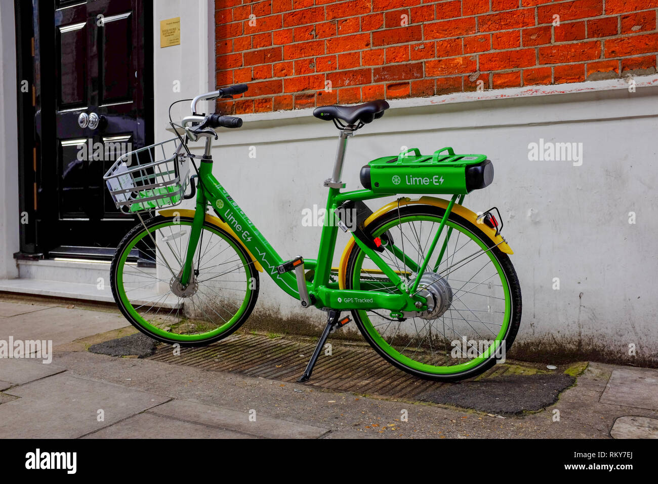 Una de cal e bicicleta eléctrica está en el pavimento en el centro de Londres en febrero de 2019. Foto de stock
