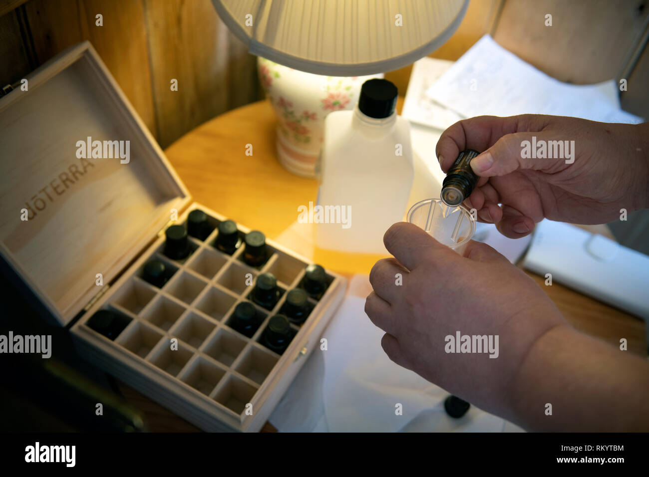 Un terapista de masaje mezclar aceites esenciales en su consultorio en Glastonbury UK Foto de stock