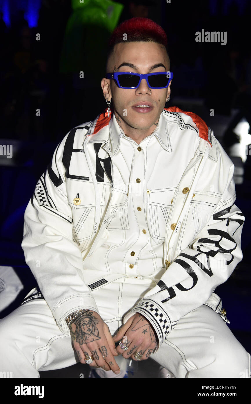 construir cisne valor La Semana de la moda de Milán Hombre Otoño/Invierno 2019 - Versace -  Llegadas Con: Sfera Ebbasta donde: Milán, Italia cuando: 12 Jan 2019  Crédito: IPA/WENN.com **Sólo disponible para su publicación en