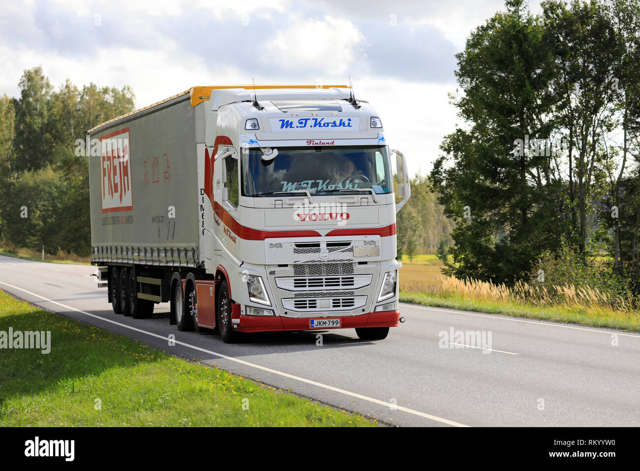 Salo, Finlandia - 14 de septiembre de 2018: Volvo FH camión de M T Koski tira Freja tráiler a lo largo de la autopista en un hermoso día de principios de otoño en Finlandia. Foto de stock