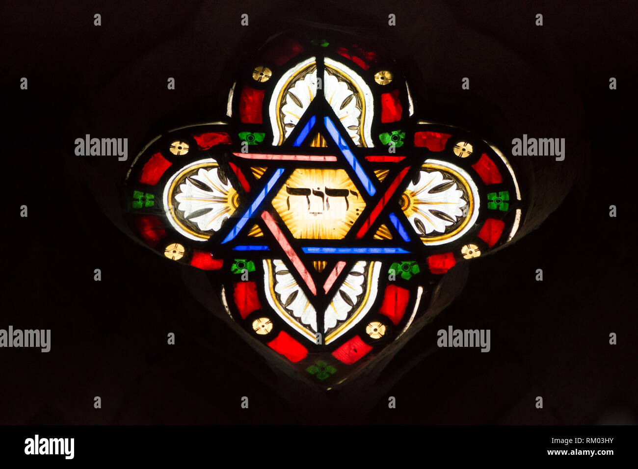 Tetragramaton, Yahveh, JHVH, letras hebreas del nombre de Dios en vidriera,  St Mary's Church, Chithurst, la iglesia de St Mary, Sussex, Reino Unido  Fotografía de stock - Alamy
