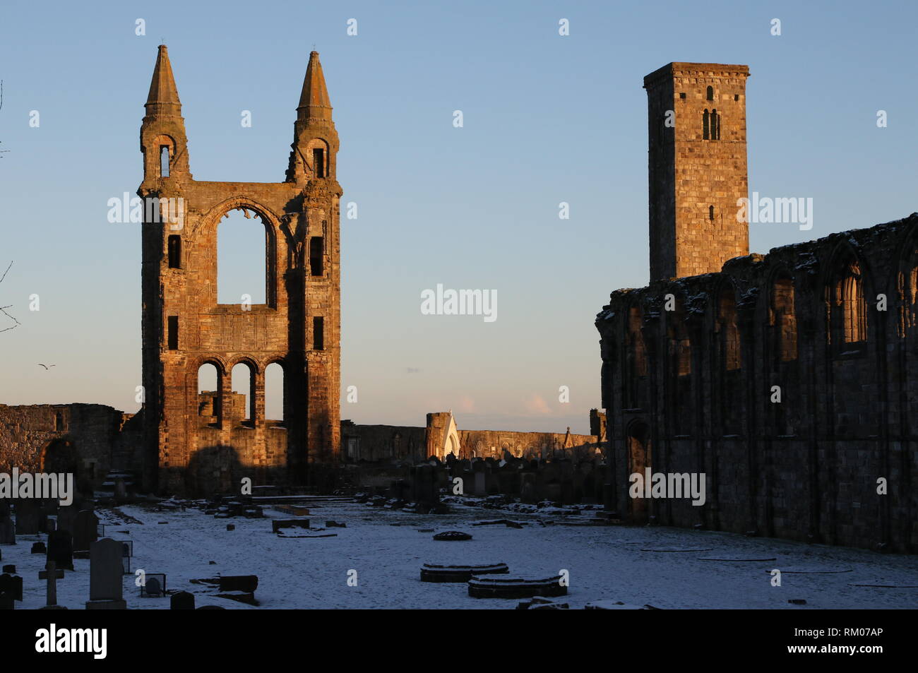 La ruina de la catedral de St Andrews al atardecer con nieve Escocia Febrero 2019 Foto de stock