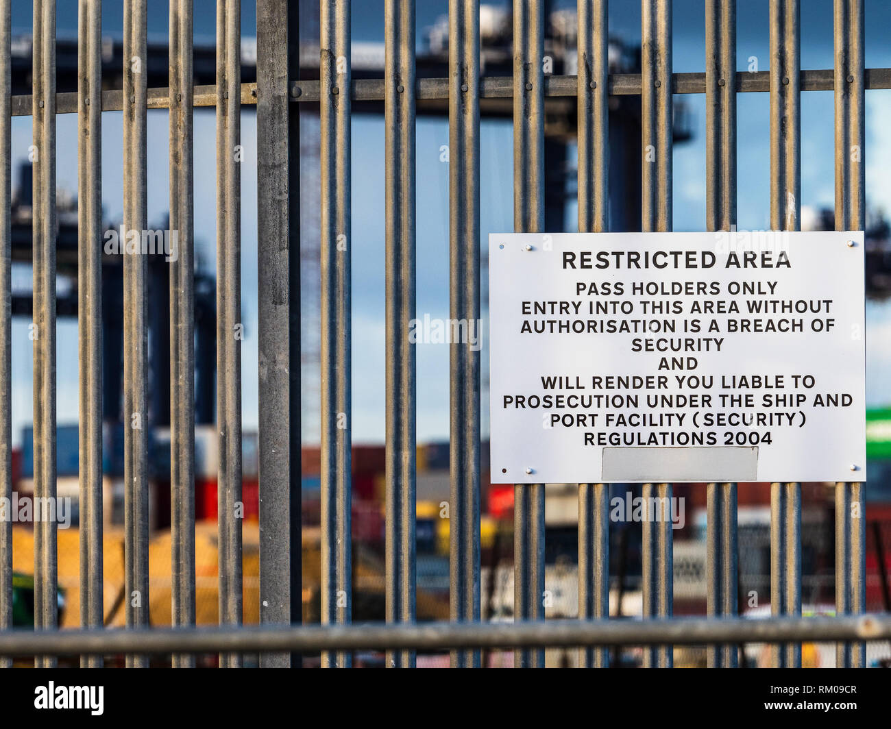 Área Restringida signos de todo el transporte de contenedores del puerto de Felixstowe. Foto de stock