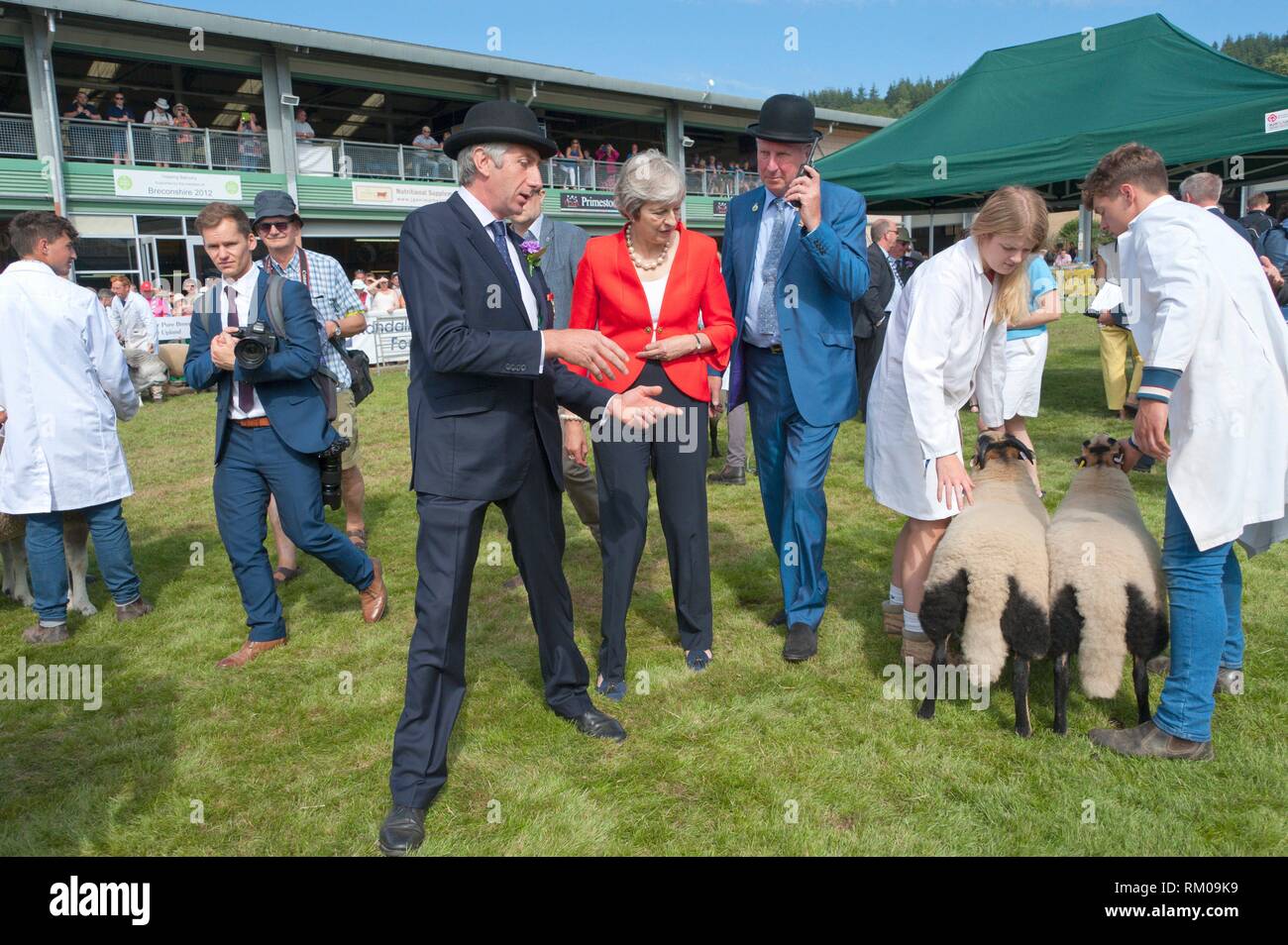 El Primer Ministro del Reino Unido Theresa visitas el 'Sheep ring' en el Royal Welsh Show agrícola el 26 de julio de 2018 en Llanelwedd, Powys, Gales, Foto de stock