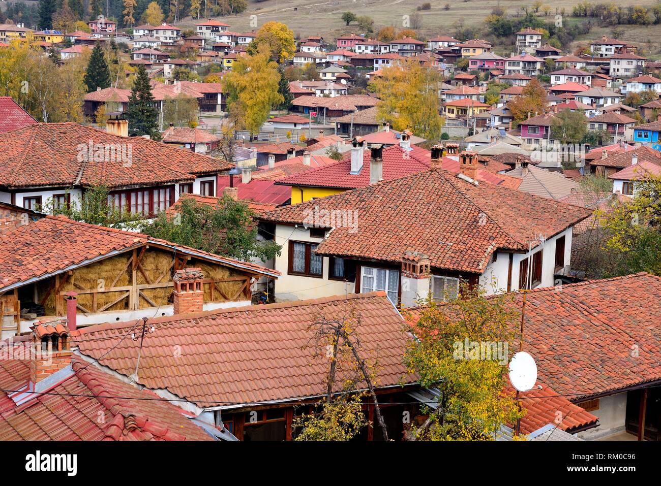 Vista de la ciudad desde la iglesia de Sveta Nikola en Koprivstica, Bulgaria Foto de stock