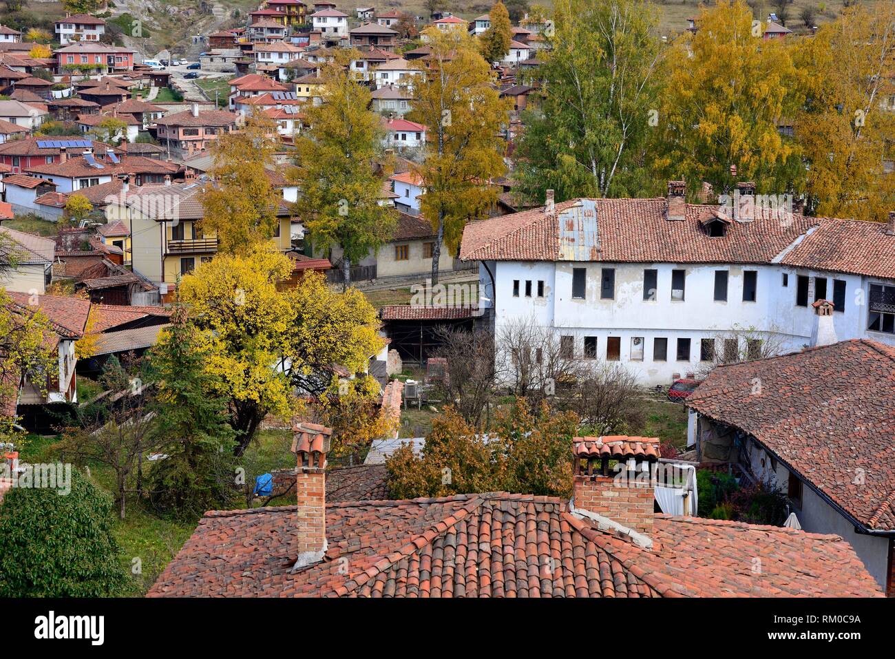 Vista de la ciudad desde la iglesia de Sveta Nikola en Koprivstica, Bulgaria Foto de stock