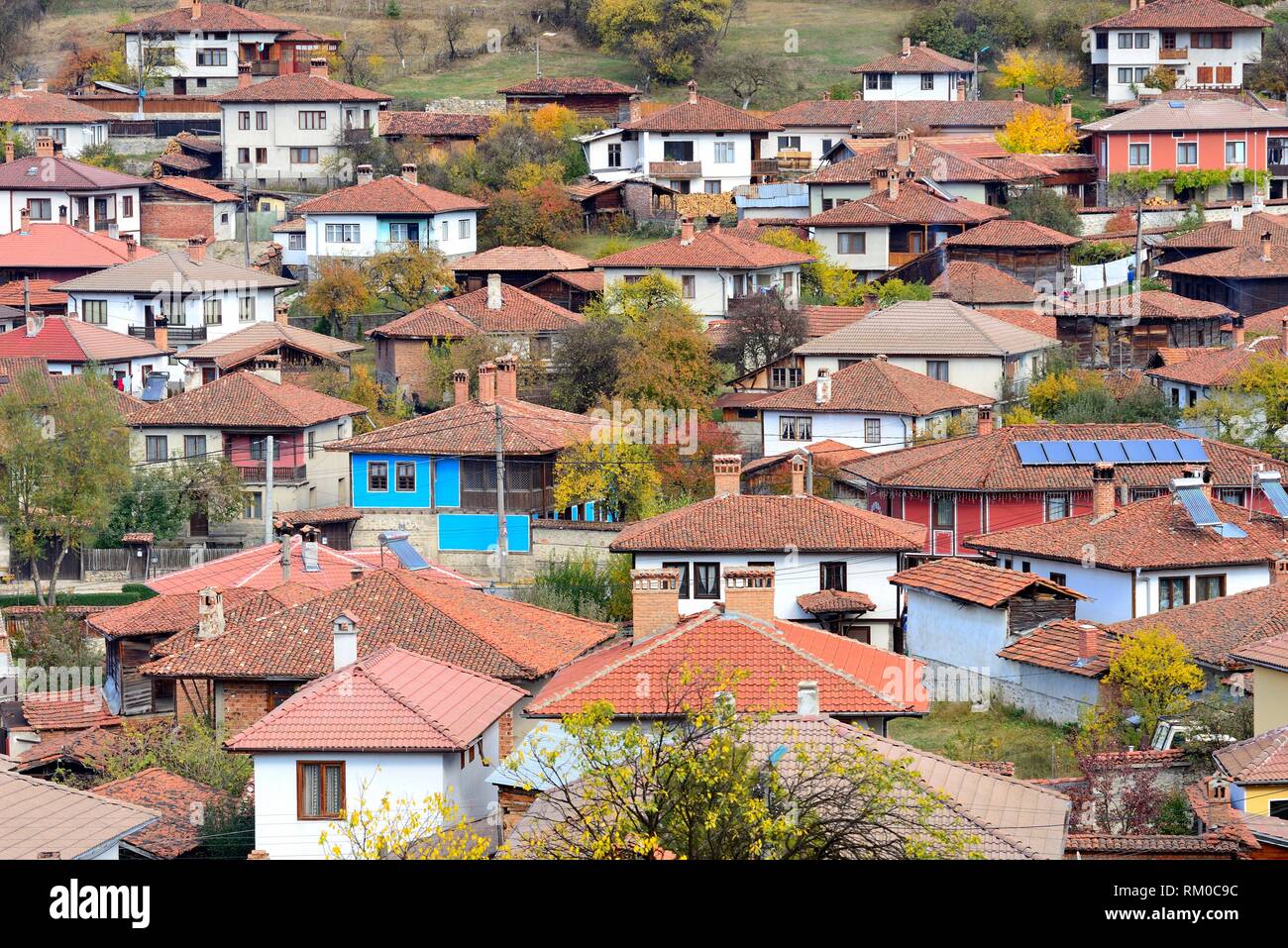 Vista de la ciudad desde la iglesia de Sveta Nikola en Koprivstica, Bulgaria Foto de stock