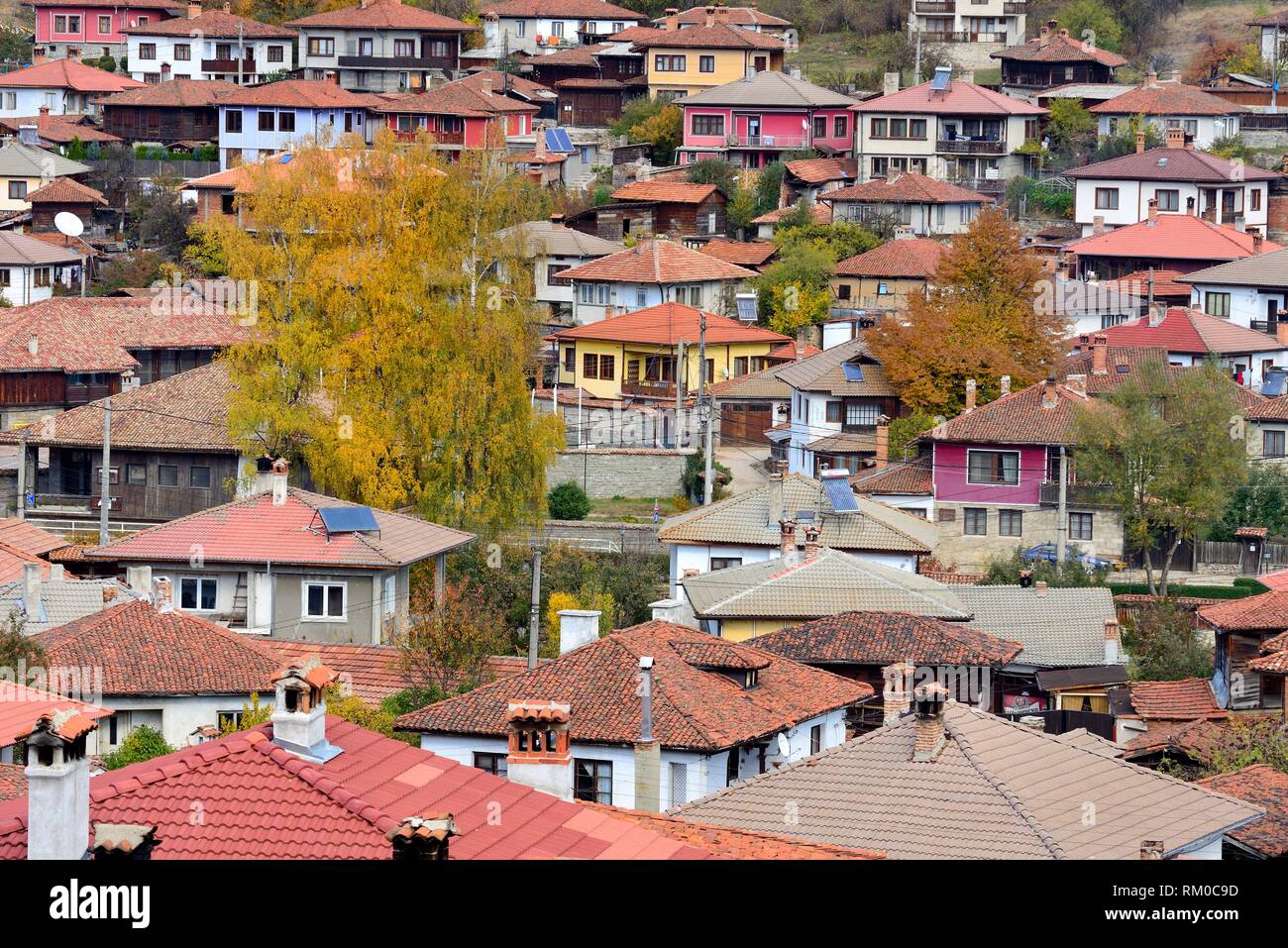 Vista de la ciudad desde la iglesia de Sveta Nikola en Koprivstica, Bulgaria Foto de stock