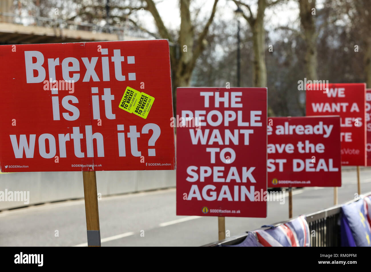 Carteles vistos durante una protesta anti-Brexit fuera de las Casas del Parlamento en Londres. Foto de stock